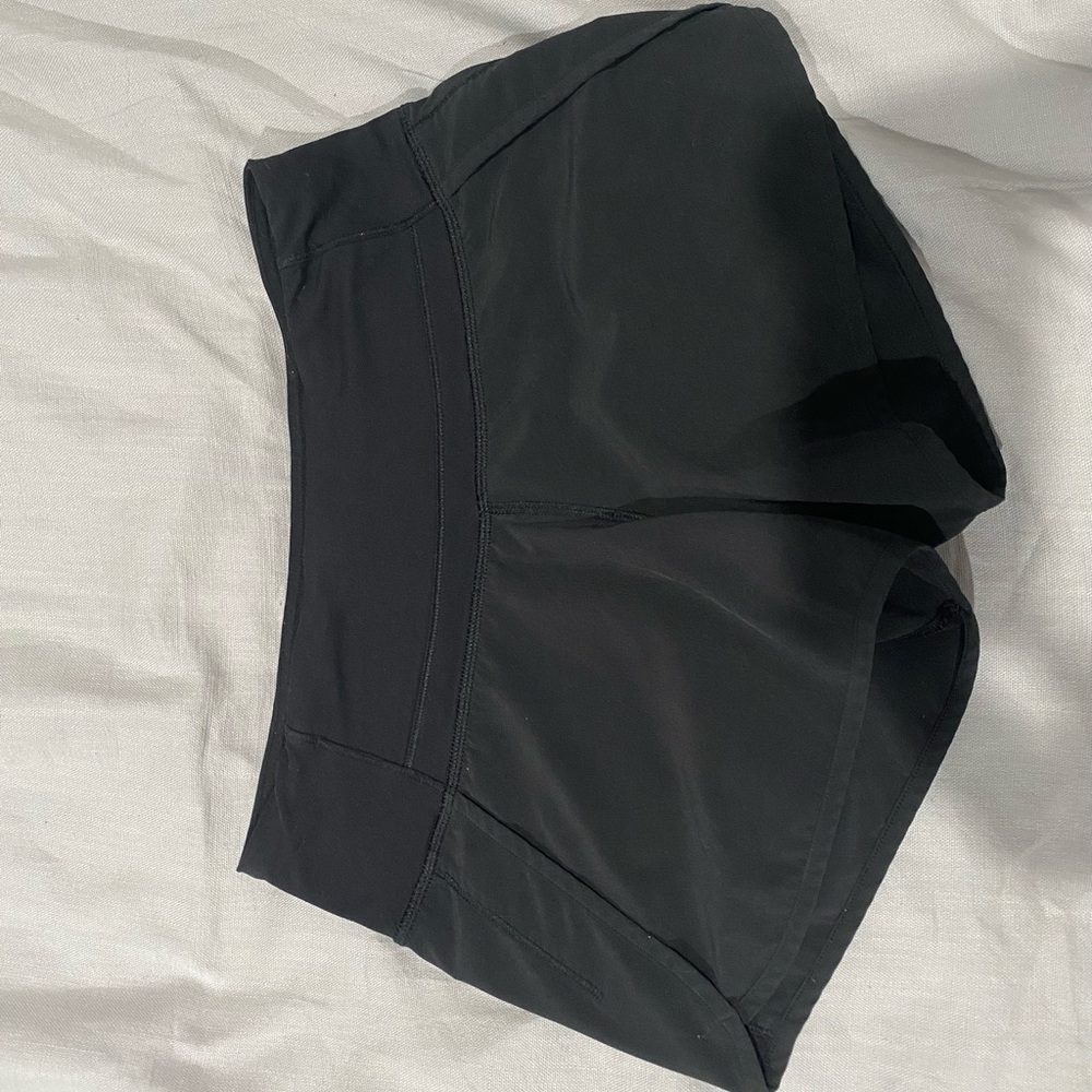 BLACK LULULEMON 2.5 SHORTS